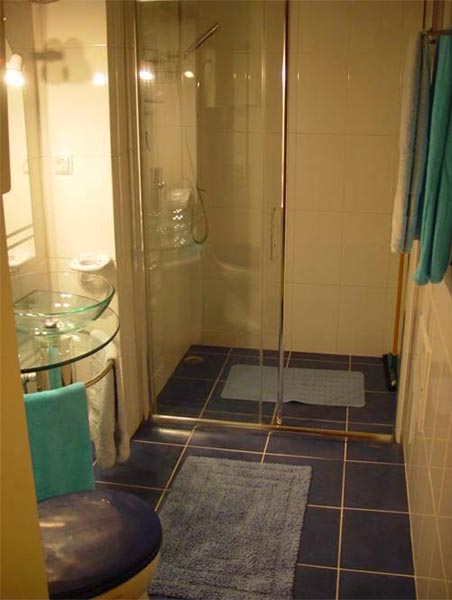 Badkamer meet toilet, wastafel en zeer ruime douche